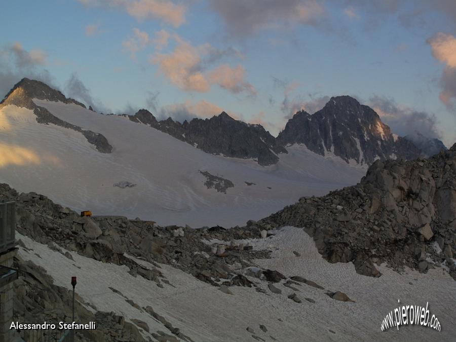 021 tramonti su Crozzon di Lares e Corno di Cavento.JPG